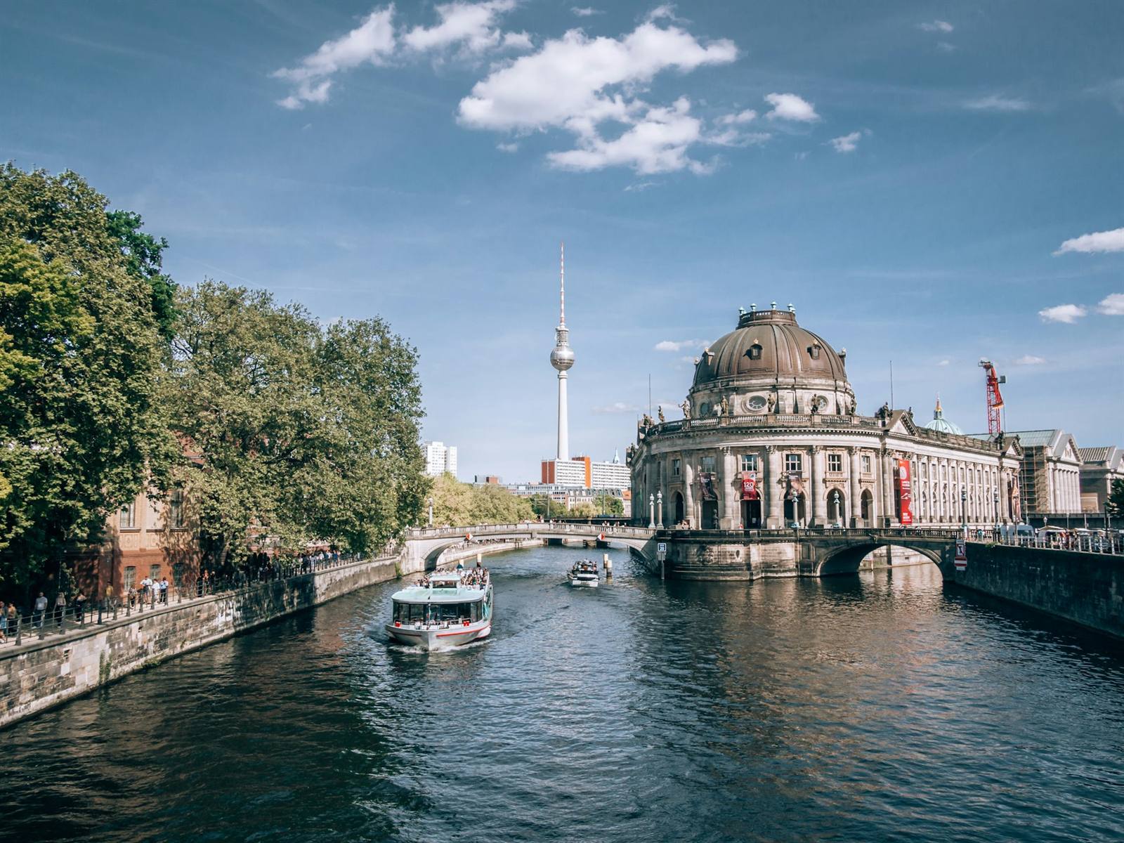 Berlin · Stadtansicht mit Spree und Architektur